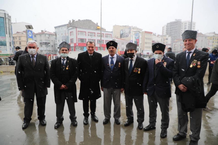Çanakkale şehitleri kar altında anıldı