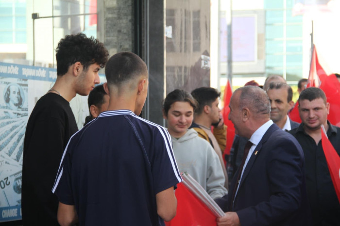 CHP 58.Bulvar Caddesinde Esnafa bayrak dağıttı 