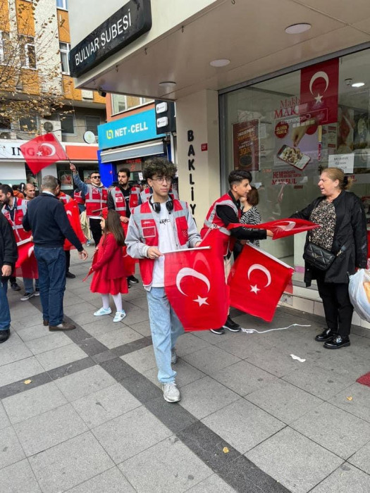 CHP 58.Bulvar Caddesinde Esnafa bayrak dağıttı 