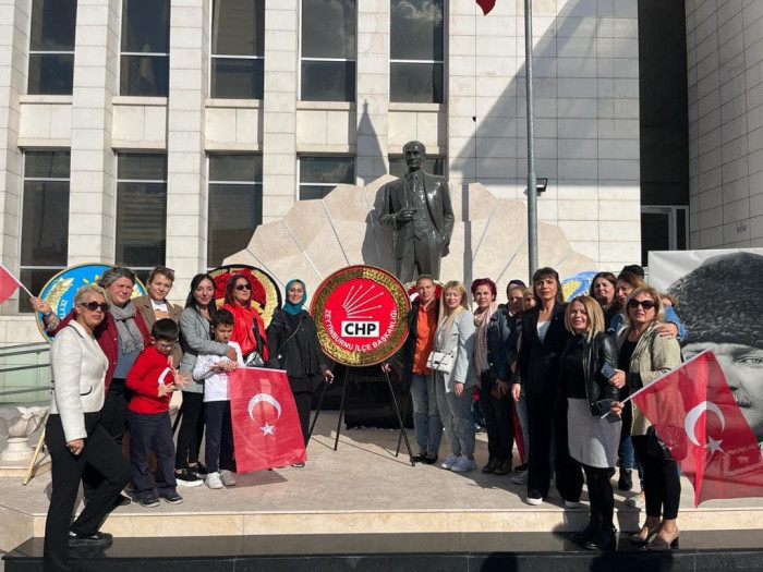 CHP'den Zeytinburnu'nda alternatif çelenk sunma töreni 