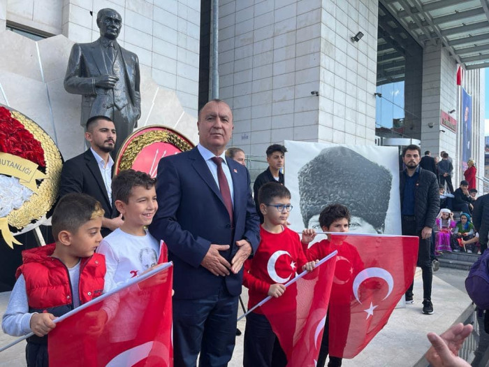 CHP'den Zeytinburnu'nda alternatif çelenk sunma töreni 