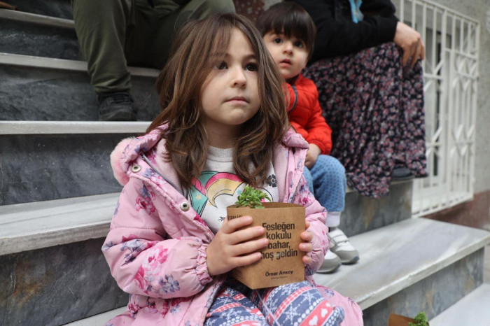 Zeytinburnu’na Bahar Fesleğenle Geldi
