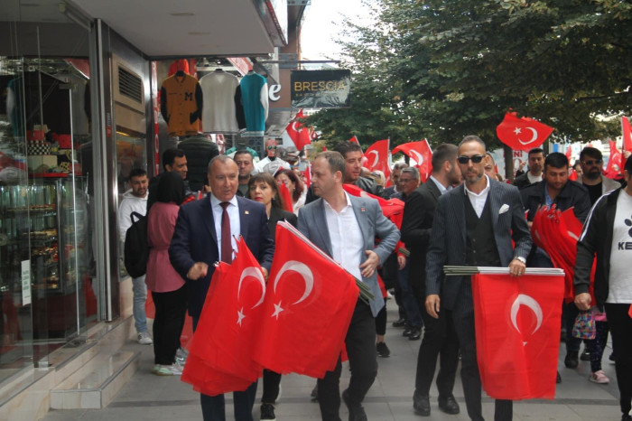 CHP 58.Bulvar Caddesinde Esnafa bayrak dağıttı 