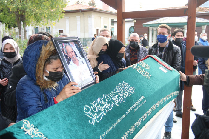 Duayen Gazeteci Mehmet Alpay gözyaşları arasında toprağa verildi