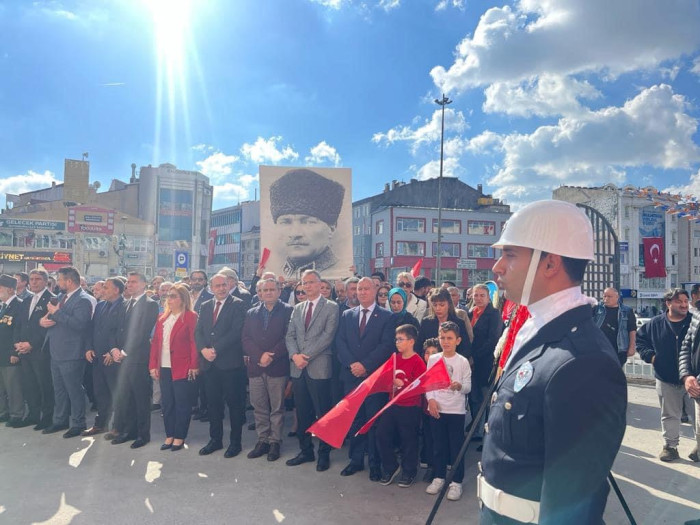 CHP'den Zeytinburnu'nda alternatif çelenk sunma töreni 