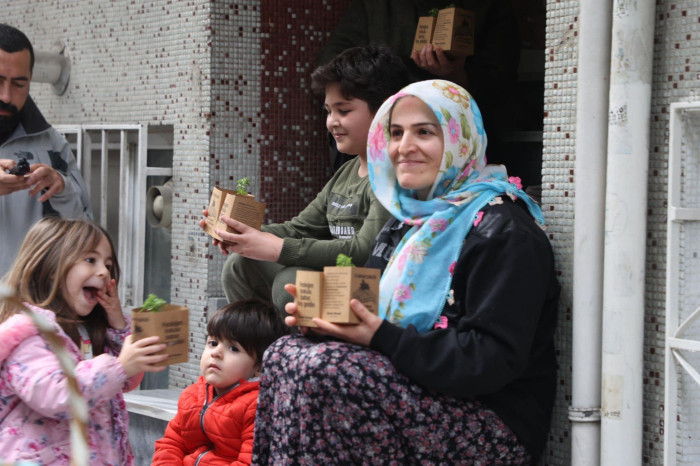 Zeytinburnu’na Bahar Fesleğenle Geldi