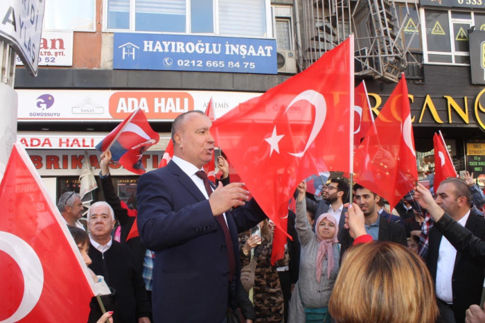 CHP 58.Bulvar Caddesinde Esnafa bayrak dağıttı 