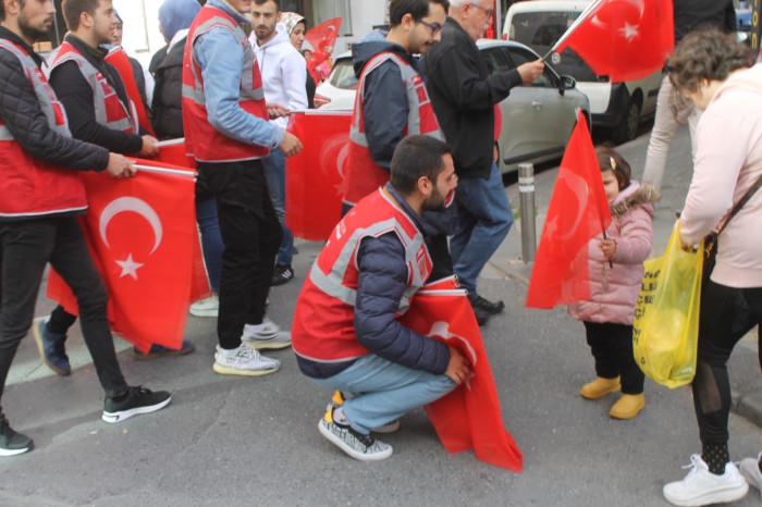 CHP 58.Bulvar Caddesinde Esnafa bayrak dağıttı 