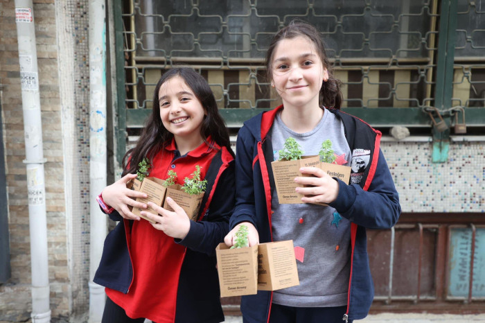 Zeytinburnu’na Bahar Fesleğenle Geldi