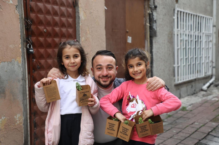 Zeytinburnu’na Bahar Fesleğenle Geldi