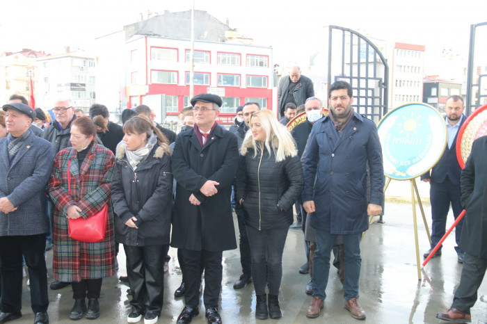 Çanakkale şehitleri kar altında anıldı