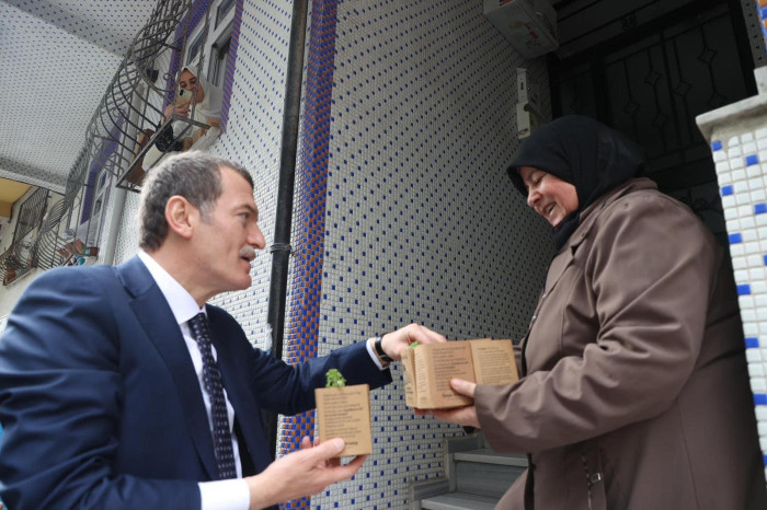 Zeytinburnu’na Bahar Fesleğenle Geldi