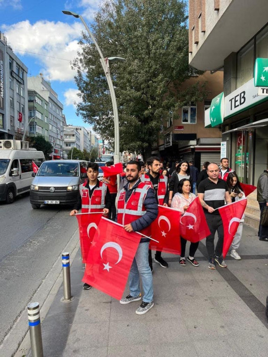 CHP 58.Bulvar Caddesinde Esnafa bayrak dağıttı 