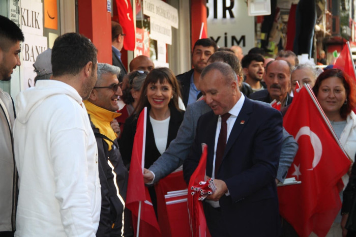 CHP 58.Bulvar Caddesinde Esnafa bayrak dağıttı 