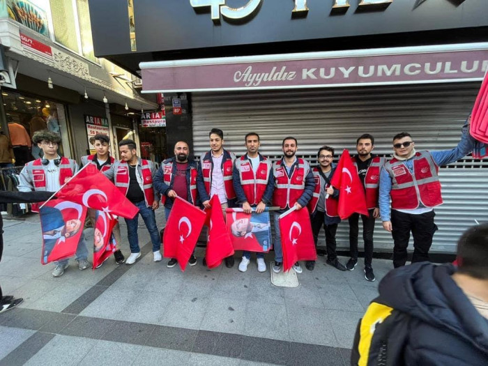 CHP 58.Bulvar Caddesinde Esnafa bayrak dağıttı 