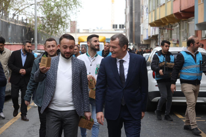 Zeytinburnu’na Bahar Fesleğenle Geldi