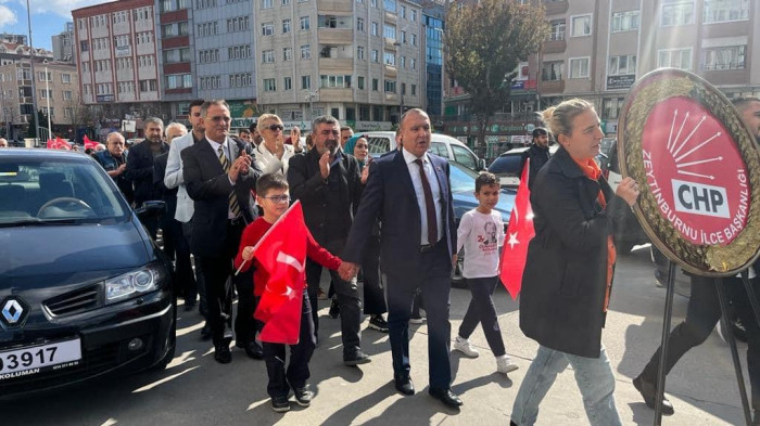 CHP'den Zeytinburnu'nda alternatif çelenk sunma töreni 