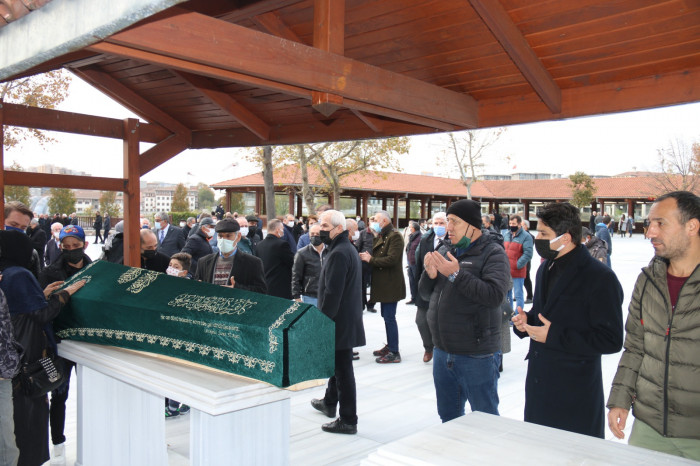 Duayen Gazeteci Mehmet Alpay gözyaşları arasında toprağa verildi