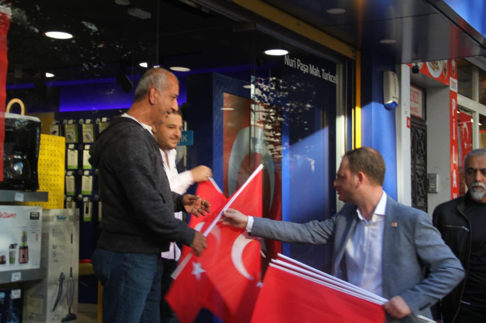 CHP 58.Bulvar Caddesinde Esnafa bayrak dağıttı 