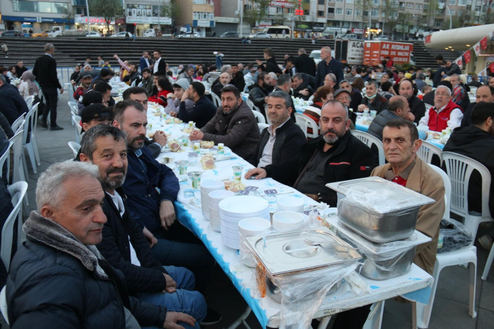MHP Zeytinburnu Binlerce Kişiyi İftarda buluşturdu 