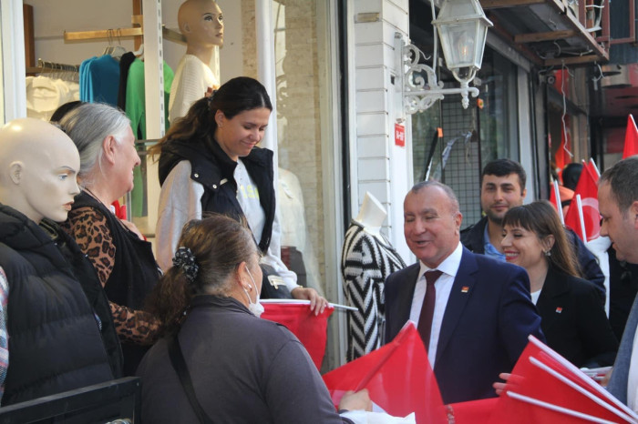 CHP 58.Bulvar Caddesinde Esnafa bayrak dağıttı 