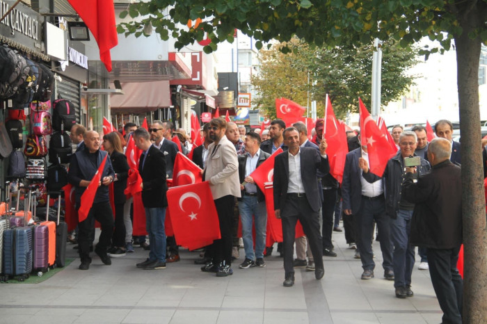 CHP 58.Bulvar Caddesinde Esnafa bayrak dağıttı 