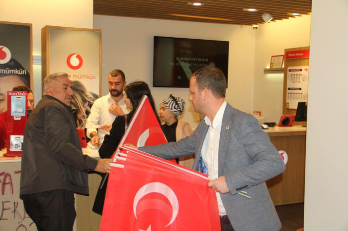 CHP 58.Bulvar Caddesinde Esnafa bayrak dağıttı 