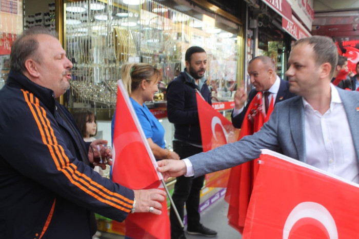 CHP 58.Bulvar Caddesinde Esnafa bayrak dağıttı 