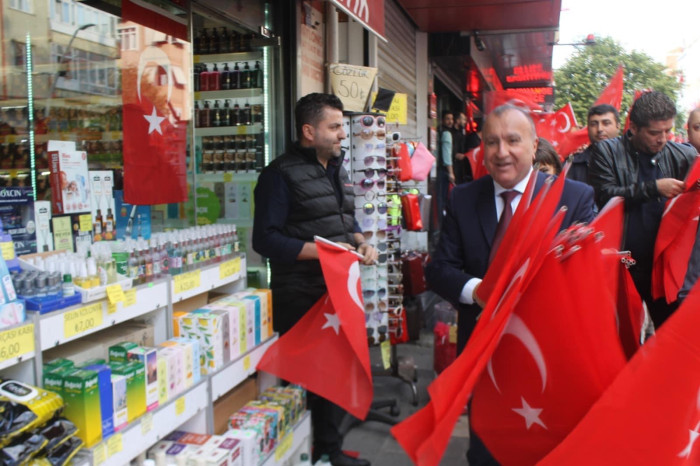 CHP 58.Bulvar Caddesinde Esnafa bayrak dağıttı 