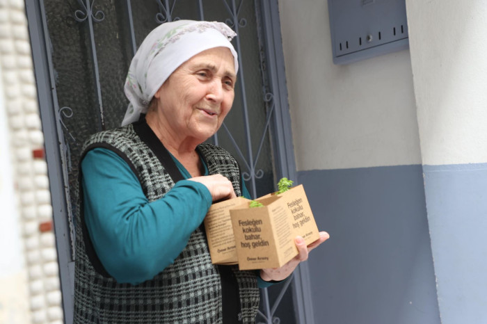 Zeytinburnu’na Bahar Fesleğenle Geldi