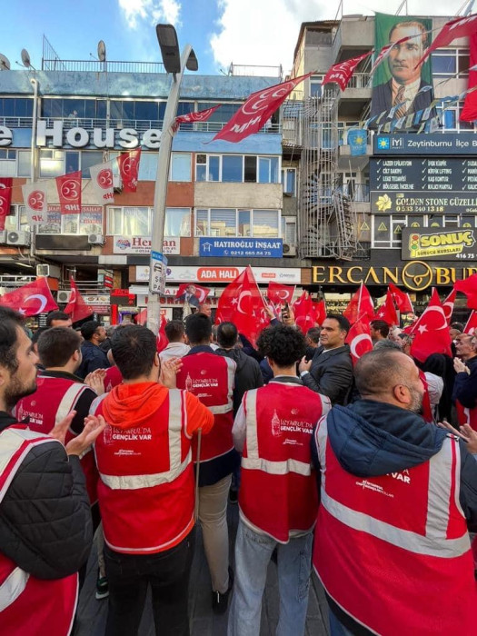 CHP 58.Bulvar Caddesinde Esnafa bayrak dağıttı 
