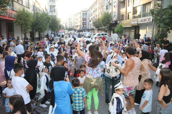 Telsiz Mahalle Muhtar Edanur Menteş 73 evladımızı sünnet ettirdi