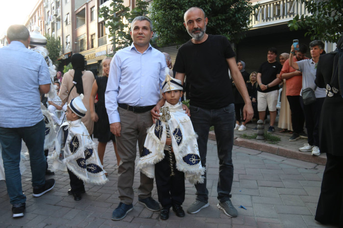 Telsiz Mahalle Muhtar Edanur Menteş 73 evladımızı sünnet ettirdi