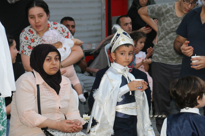 Telsiz Mahalle Muhtar Edanur Menteş 73 evladımızı sünnet ettirdi