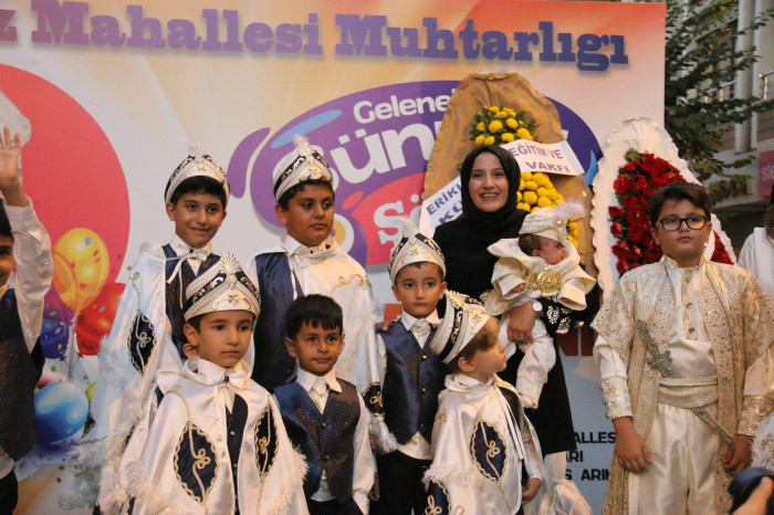 Telsiz Mahalle Muhtar Edanur Menteş 73 evladımızı sünnet ettirdi