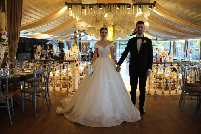 Çağlanur ile Emirhan görkemli düğün merasimiyle dünya evine girdi