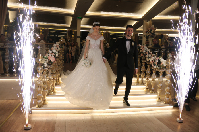 Çağlanur ile Emirhan görkemli düğün merasimiyle dünya evine girdi