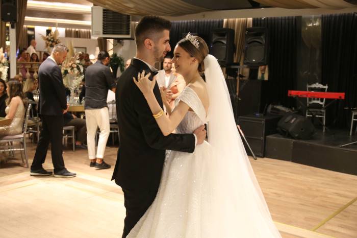 Çağlanur ile Emirhan görkemli düğün merasimiyle dünya evine girdi