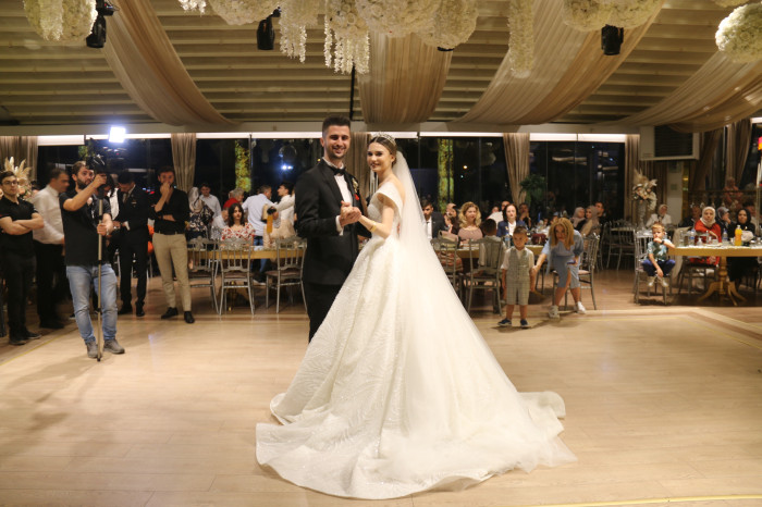 Çağlanur ile Emirhan görkemli düğün merasimiyle dünya evine girdi