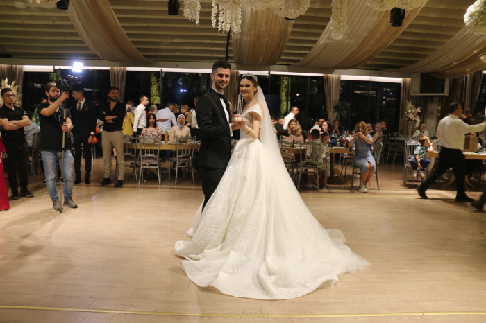 Çağlanur ile Emirhan görkemli düğün merasimiyle dünya evine girdi