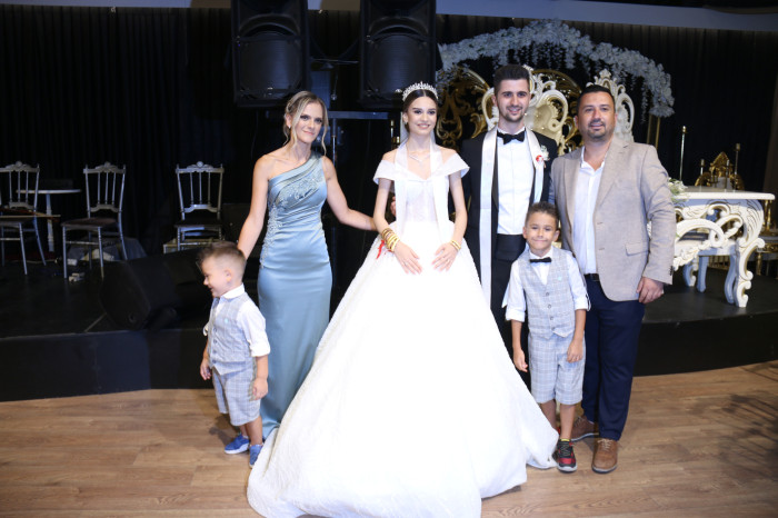 Çağlanur ile Emirhan görkemli düğün merasimiyle dünya evine girdi