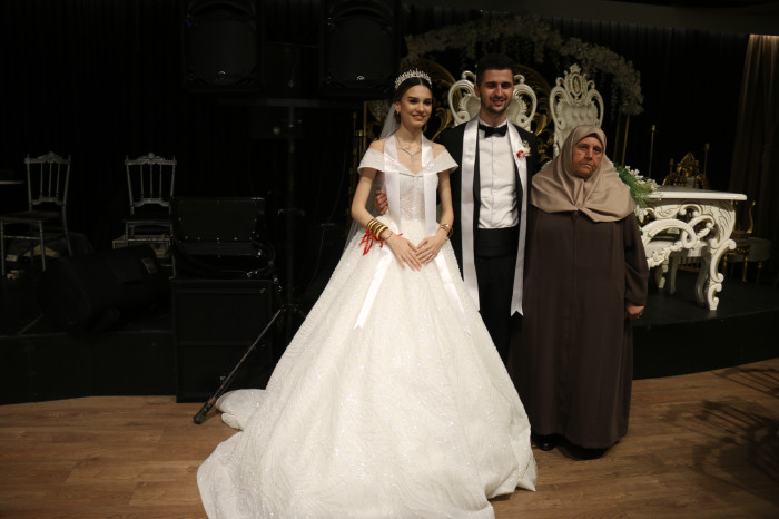 Çağlanur ile Emirhan görkemli düğün merasimiyle dünya evine girdi