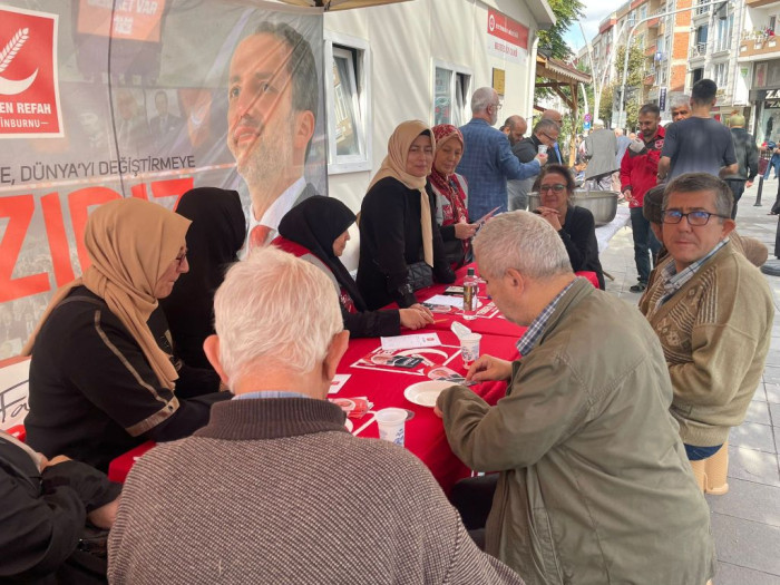 Yeniden Refah Partisi Binlerce Kişiye Etli Pilav İkram Etti