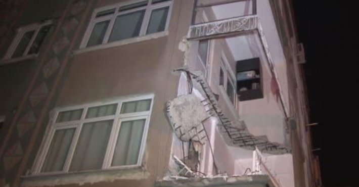 Gökalp'te 3 katlı binanın ikinci katındaki balkon çöktü