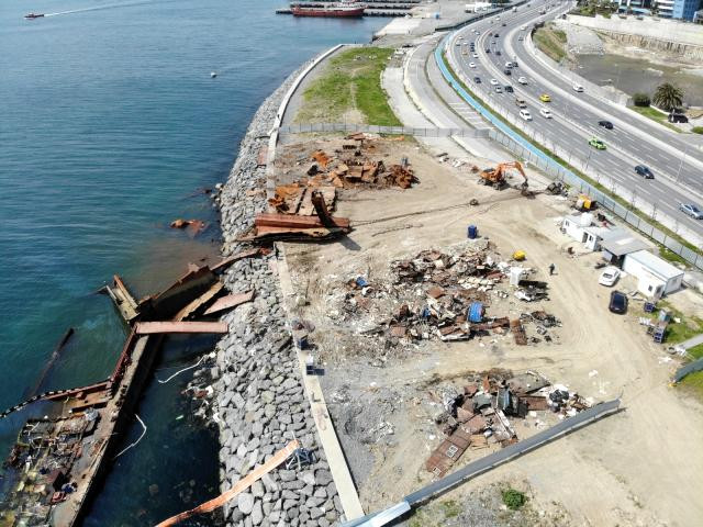 Zeytinburnu Sahilinde karaya oturan gemi parçalandı