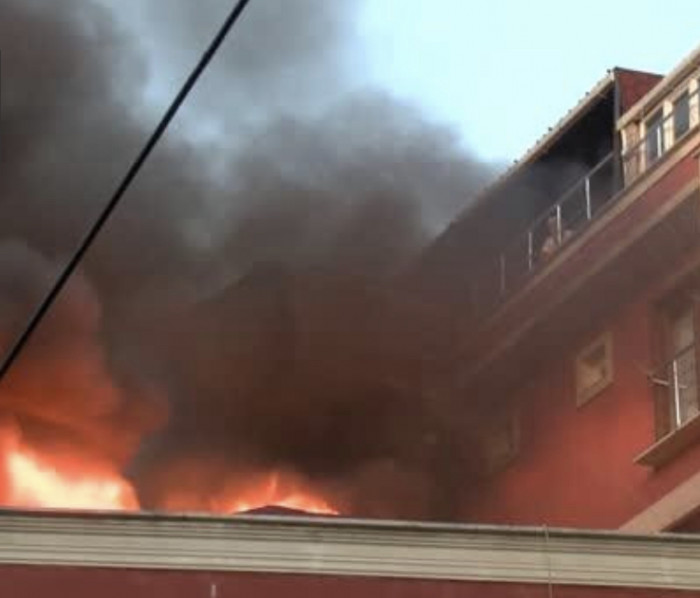 Gökalp’te 4 katlı apartmanın çatı katı alev alev yandı