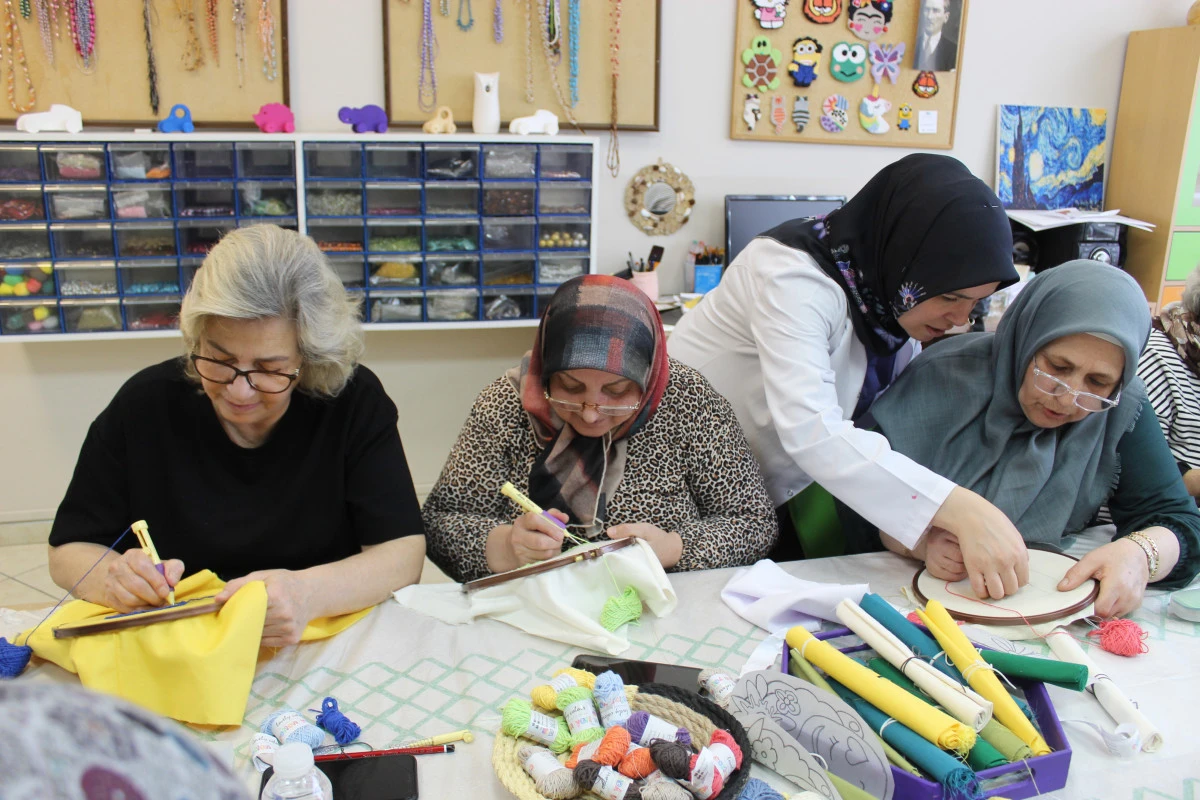 AKDEM’in “Aktif Yaşlanma Kulübü” 60 Yaş Üstü Zeytinburnululara Sosyal ve Sağlıklı Yaşam Desteği Sunuyor