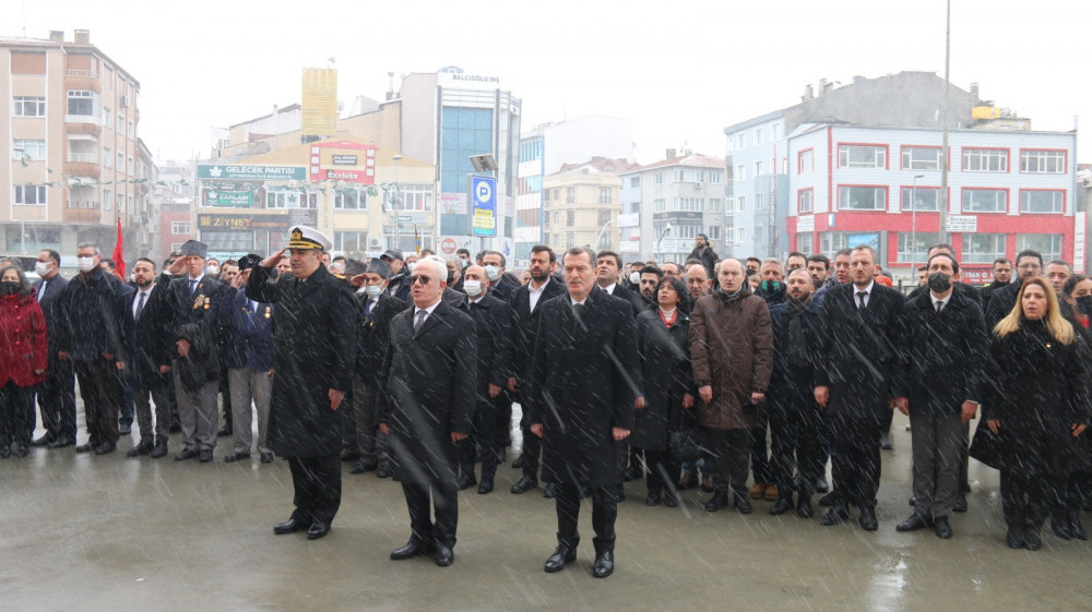 Çanakkale şehitleri Zeytinburnu'nda kar altında anıldı