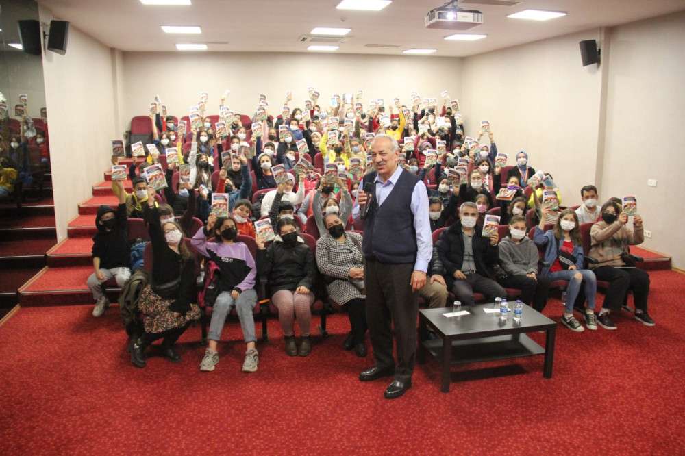 'Kitaplar Okunmaktan ve İncitilmekten Rahatsız Olmaz'