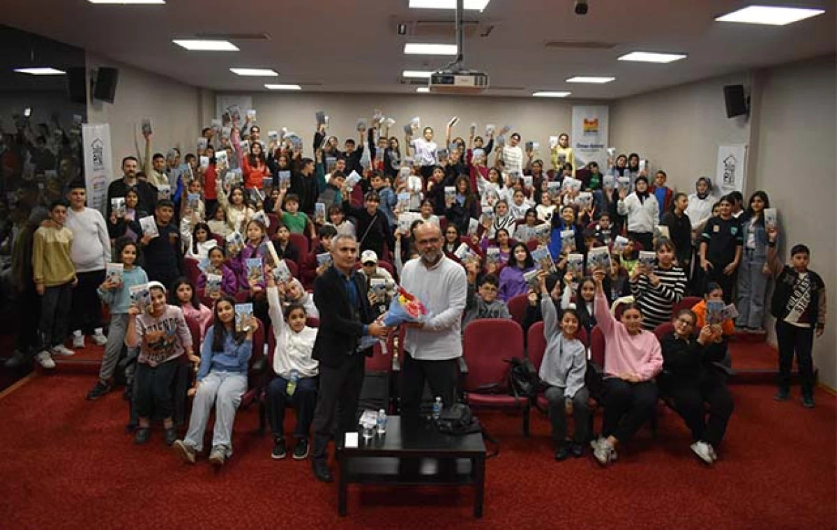 Yazar Çınar Ata, Zeytinburnulu Gençlerle Buluştu